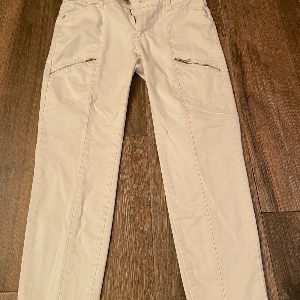 WHBM size 6 off white/cream stylish pants with zip pockets and ankle cut.
